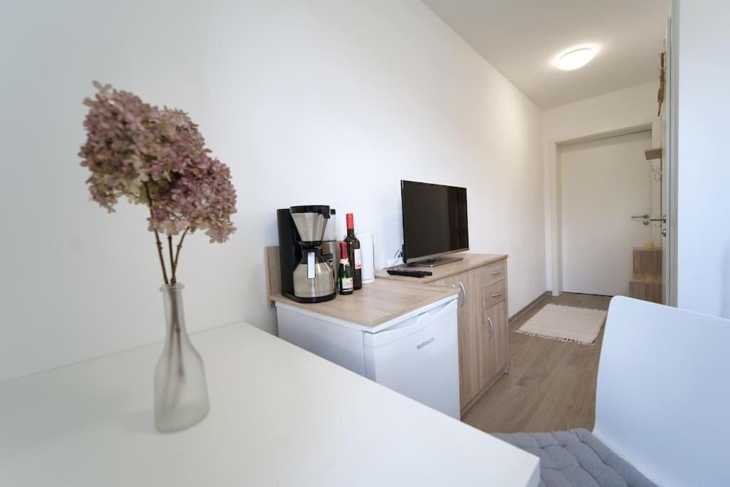 Preiswertes Modernes Gaestezimmer In Aue Bad-Schlema Exterior photo